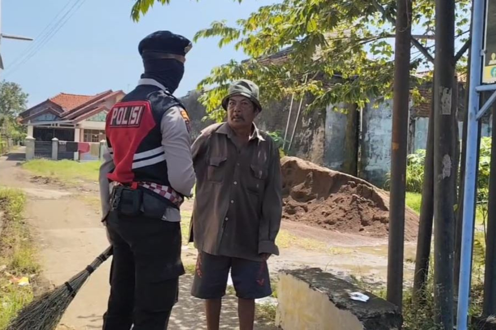 Polisi Tertibkan Penyapu Koin di Jembatan Sewo Indramayu, Ingatkan Bahaya Jalur Mudik