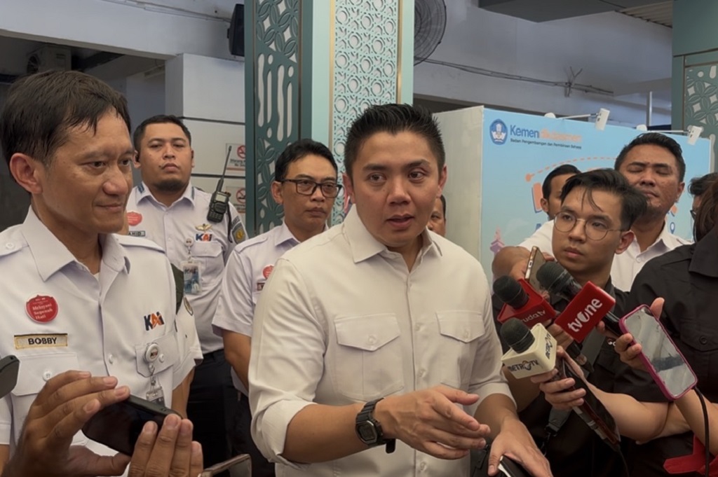 Seskab Teddy Ungkap Perintah Prabowo: Kereta Api dan Stasiun Harus Lebih Nyaman