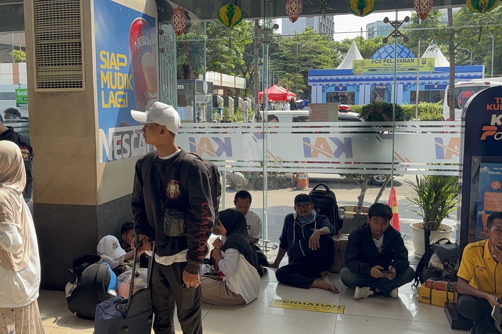 Stasiun Pasar Senen Ramai Pemudik, Penumpang Sampai Duduk Lesehan