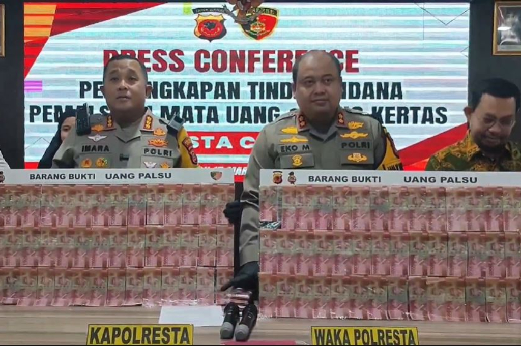 Geger! Warga Cirebon Ditangkap usai Produksi Uang Palsu Rp12 Miliar di Rumah