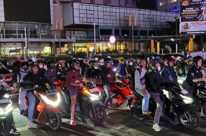 Puncak Arus Mudik Lebaran 2026, Jalan Kalimalang Dipadati Pemudik Motor Malam Ini 