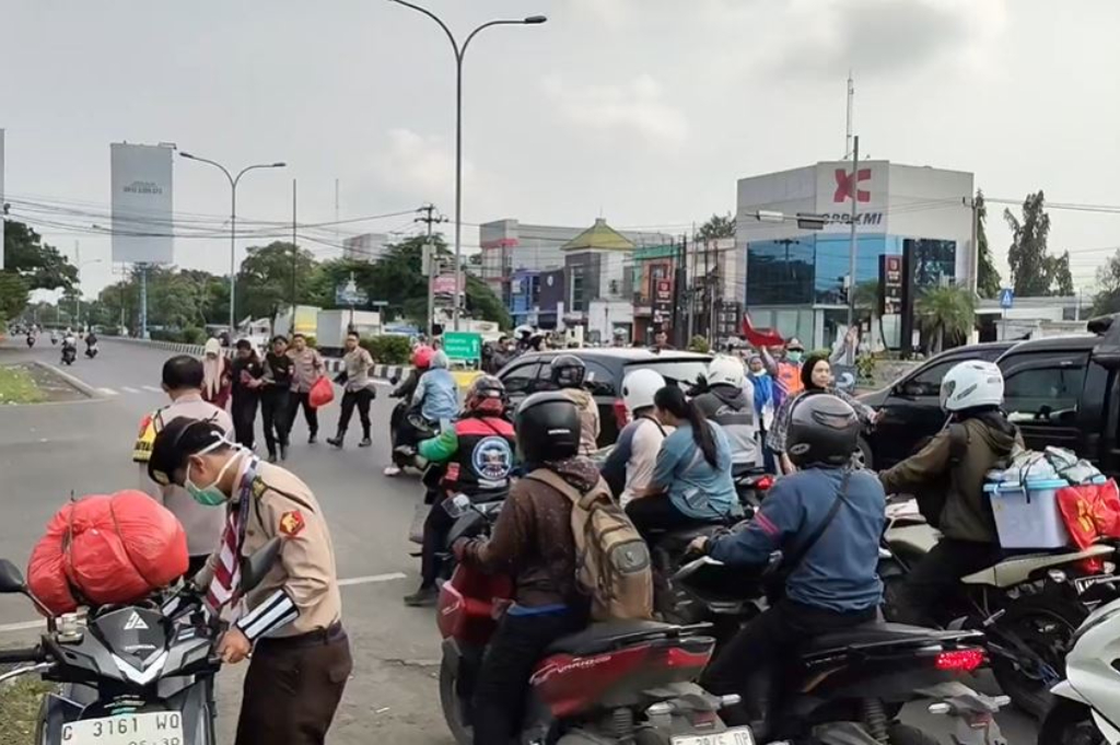 Kecelakaan Beruntun 4 Pemudik Motor di Lampu Merah Cirebon, 1 Orang Tak Sadarkan Diri