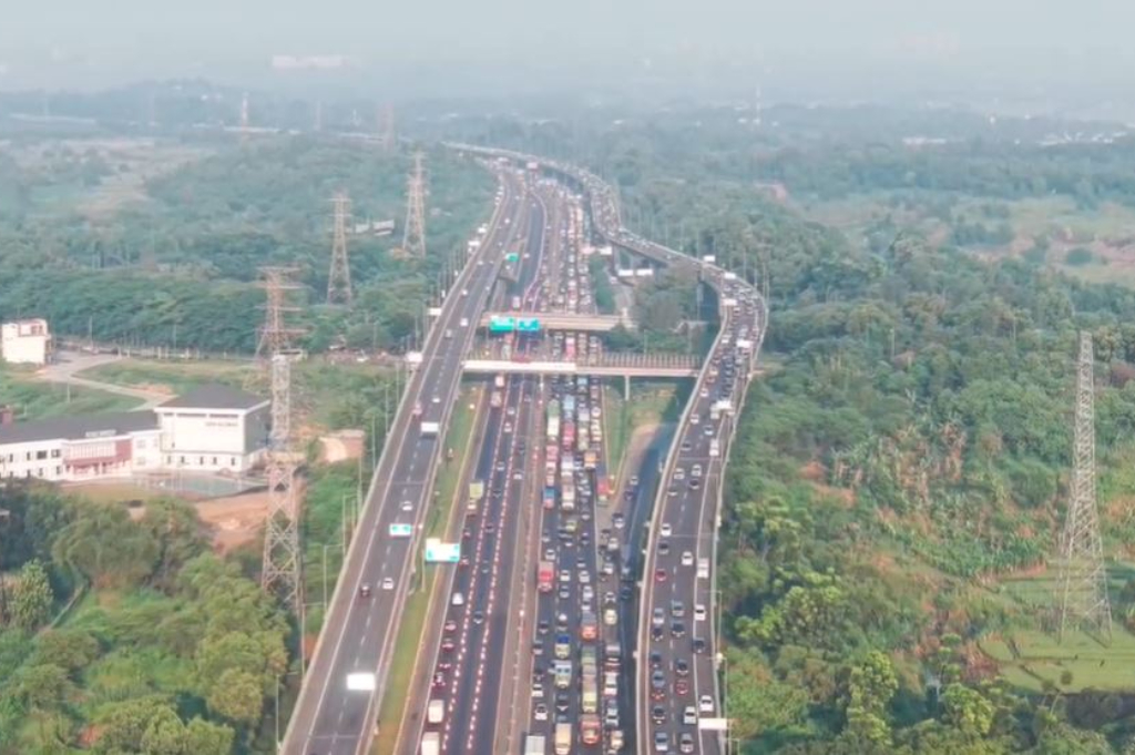Penampakan Puncak Arus Mudik Hari Ini, Tol MBZ hingga Cikampek Macet Parah 15 Km