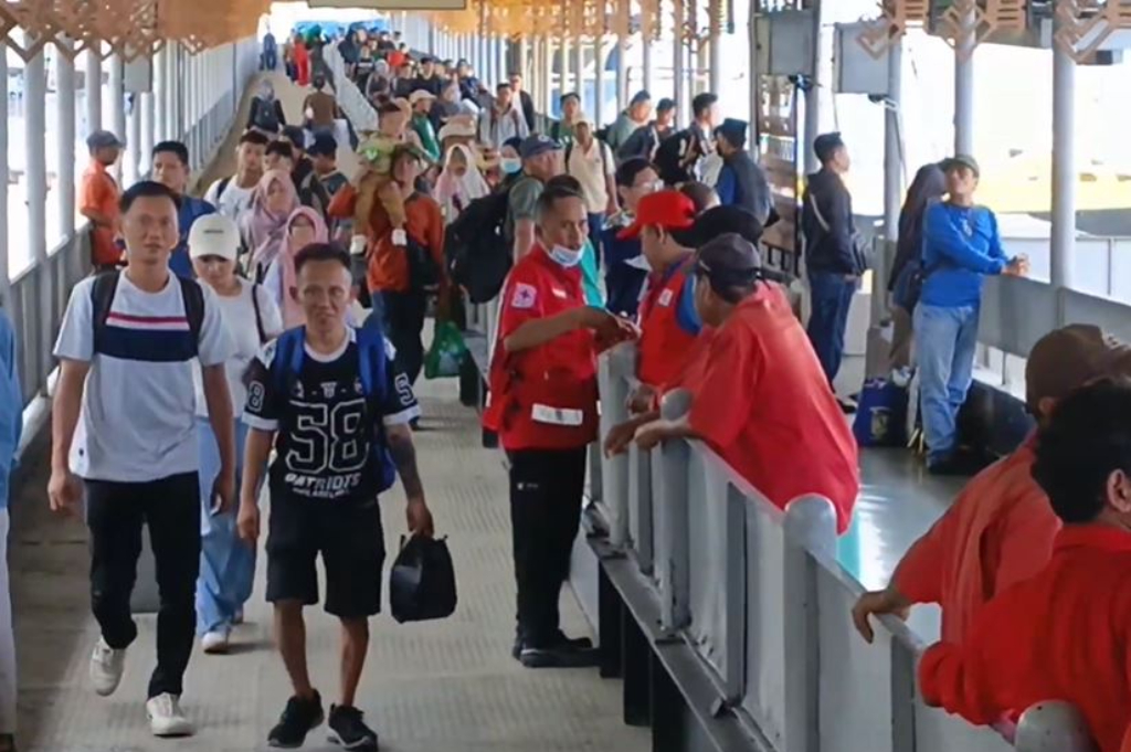 Puncak Arus Mudik di Bakauheni, Penumpang Pejalan Kaki Membeludak hingga Antre Berjam-jam