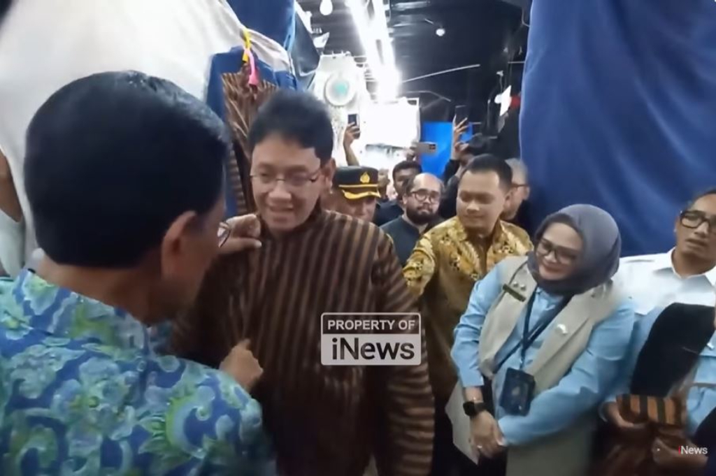 Akrab! Momen Sultan HB X Bantu Purbaya Coba Batik Lurik saat Belanja di Pasar Beringharjo