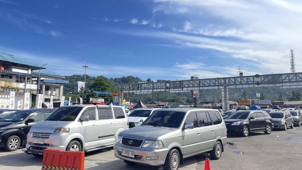 Pelabuhan Merak Dipadati Kendaraan, Antrean Nyaris Luber ke Jalan Arteri