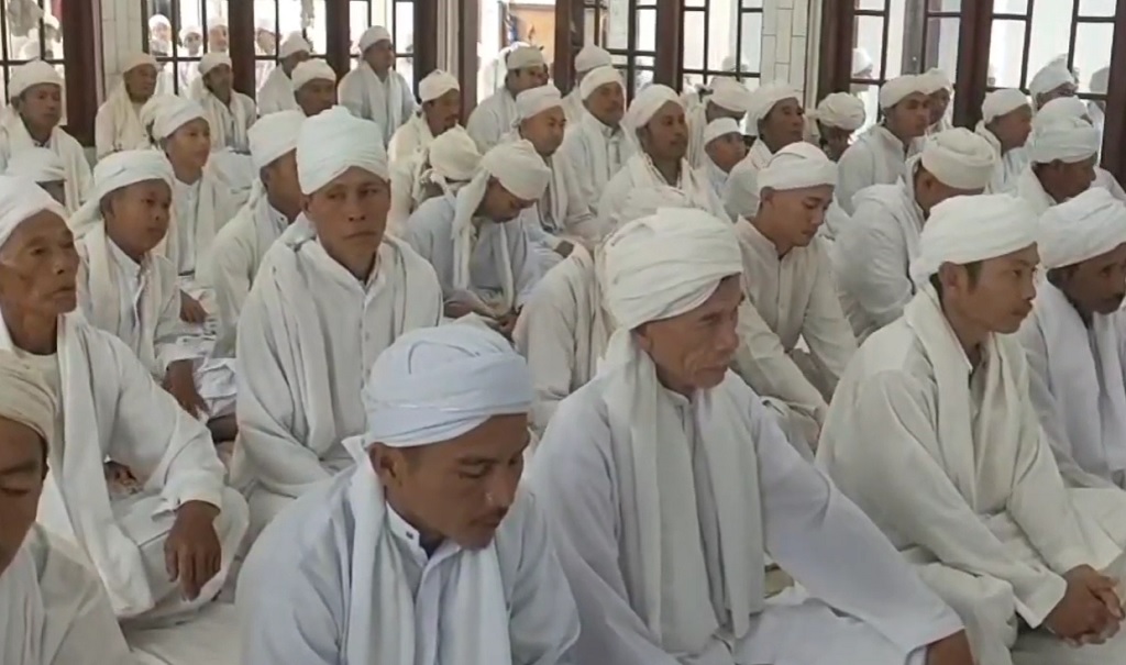 Lebaran Lebih Awal, Jemaah Assyadatain Indramayu Gelar Salat Idulfitri Hari Ini