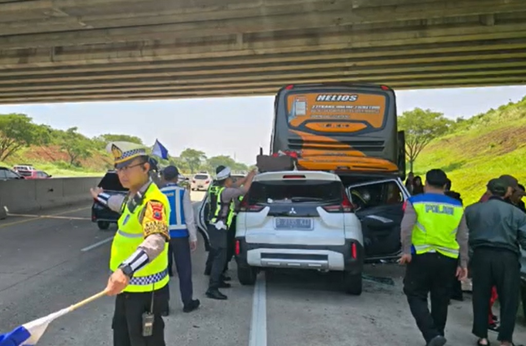 Kronologi Xpander Tabrak Bus Mogok di Tol Batang Tewaskan 2 Pemudik Bekasi