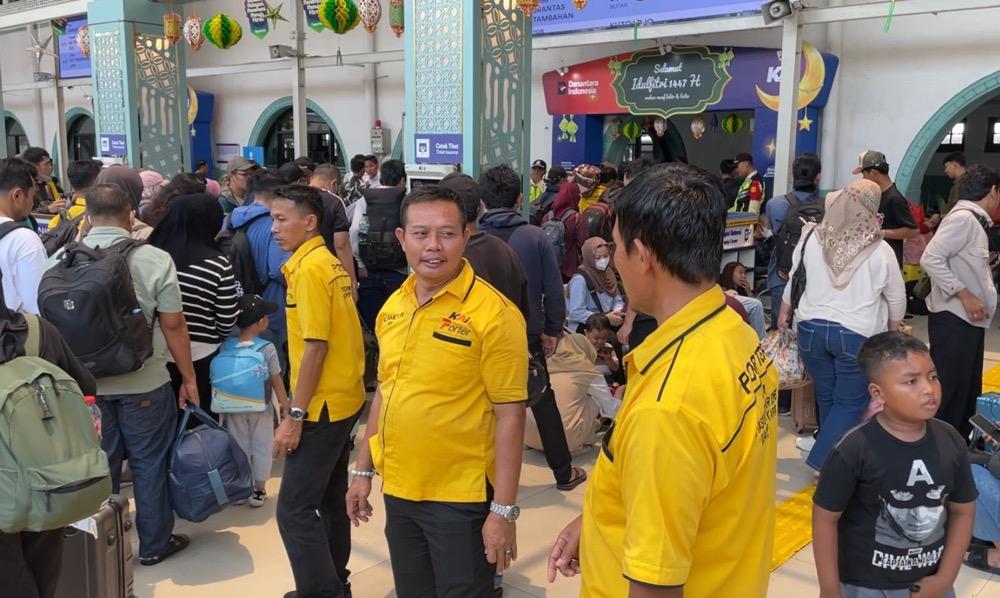 Mudik Lebaran Jadi Ladang Cuan, Pendapatan Porter Stasiun Senen Naik 50%