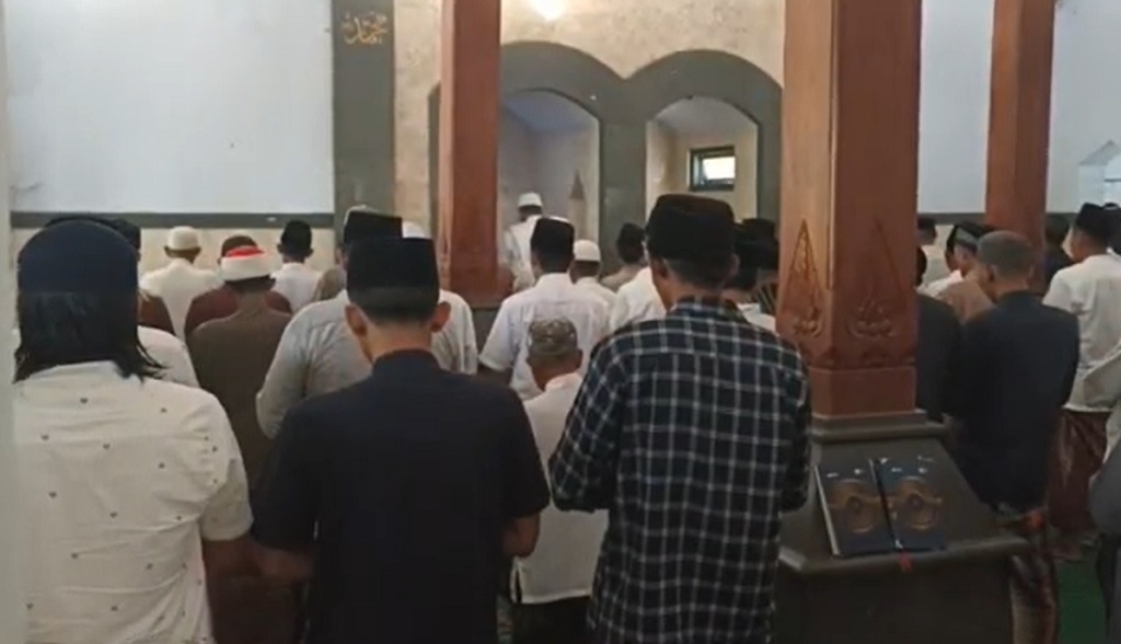 Dijaga Polisi, Ratusan Warga dan Santri di Tulungagung Salat Idulfitri Lebih Awal