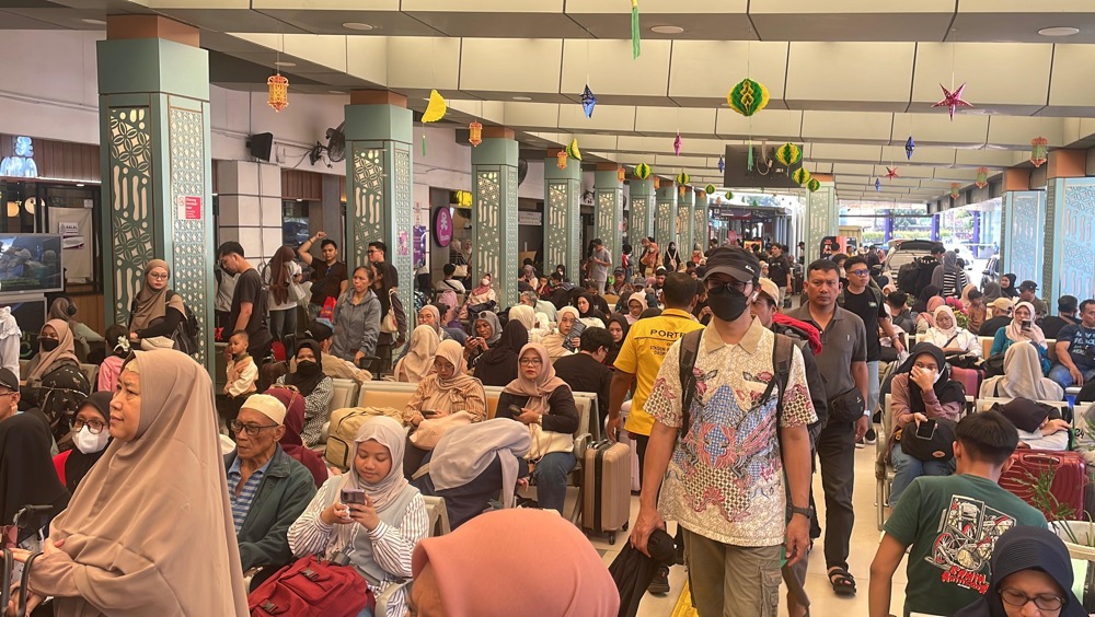 Potret Stasiun Pasar Senen jelang Lebaran, Pemudik Membludak hingga Duduk di Lantai