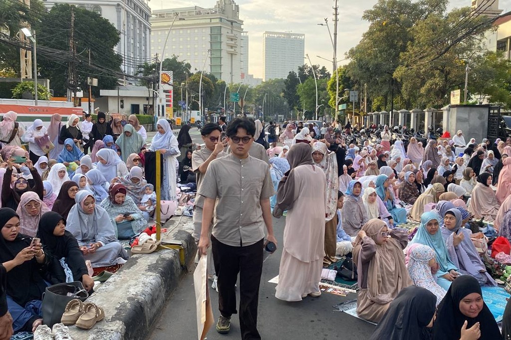 Jemaah Salat Idulfitri PP Muhammadiyah Membeludak ke Jalan Menteng Raya, Lalin Ditutup