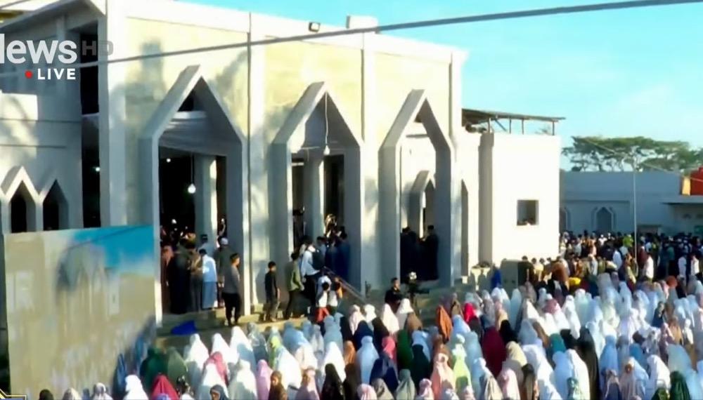 Momen Prabowo Salat Id di Masjid Darussalam Bareng Warga Aceh Tamiang