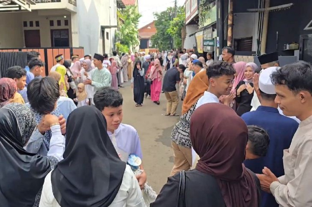 Tradisi Lebaran Unik Warga Duta Kranji Bekasi, Bersalaman Sepanjang Jalan Saling Memaafkan