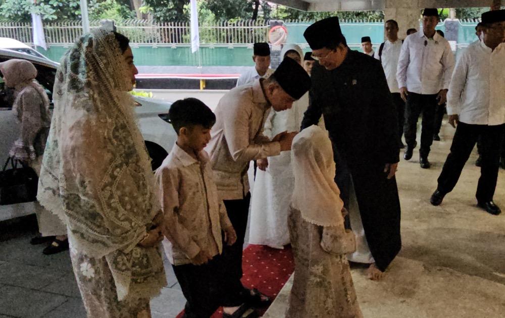 Gibran Salat Id di Istiqlal, Didampingi Istri dan Anak