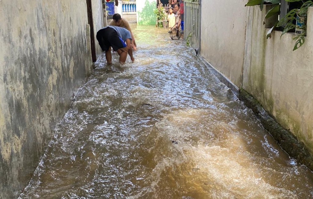 Warga Kampung Jati Jaktim Terkepung Banjir di Hari Kedua Lebaran, Ketinggian Air Tembus 1,5 Meter