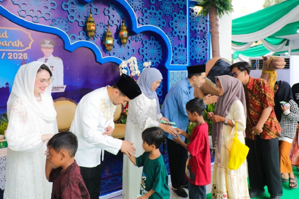 Momen Tradisi Riyayan di Grahadi, Warga Jatim Antre Salaman dengan Khofifah