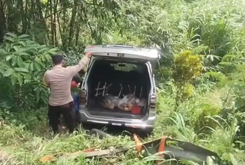 Mobil Pemudik Terjun ke Jurang 12 Meter di Gunung Gumitir Jember, Satu Keluarga Selamat