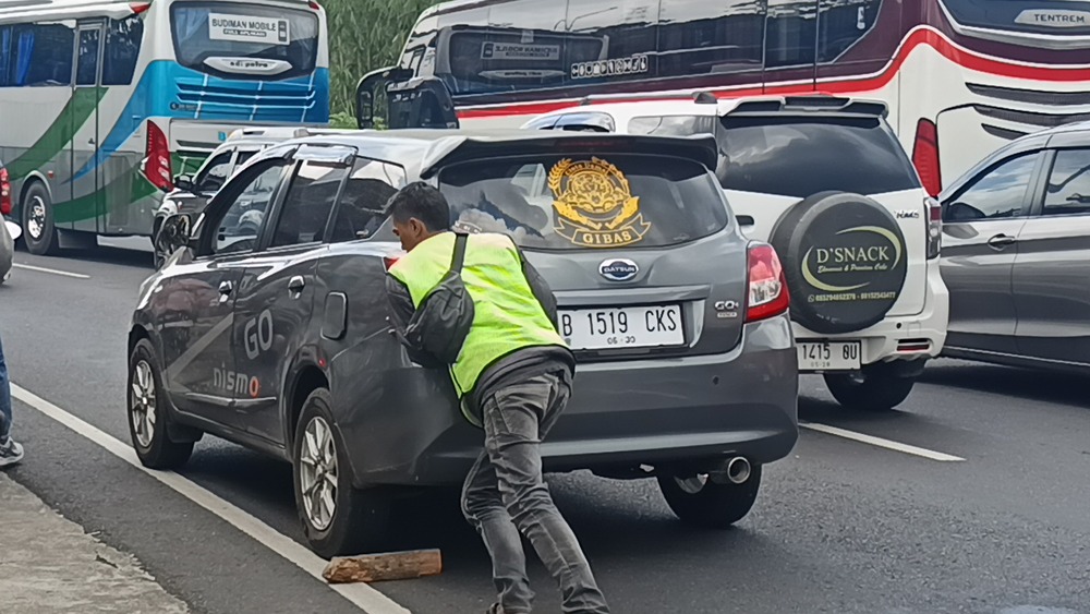 Lingkar Gentong Macet Parah, Banyak Kendaraan Mogok hingga Tak Kuat Nanjak
