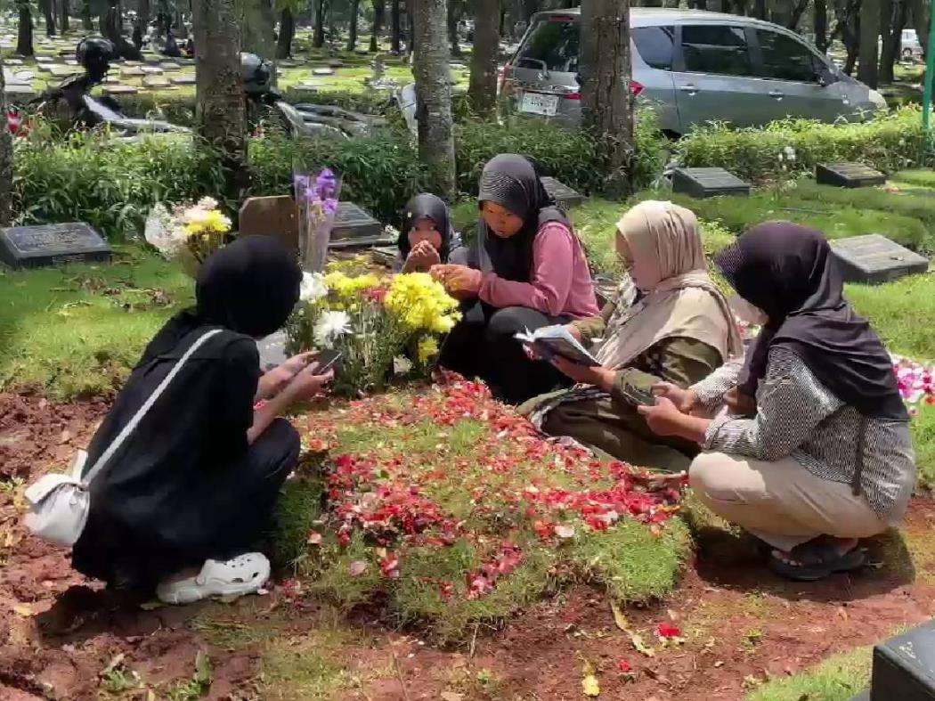  Mengharukan, Jenazah Cucu Mpok Nori Dimakamkan 1 Liang Lahat dengan Sang Ayah