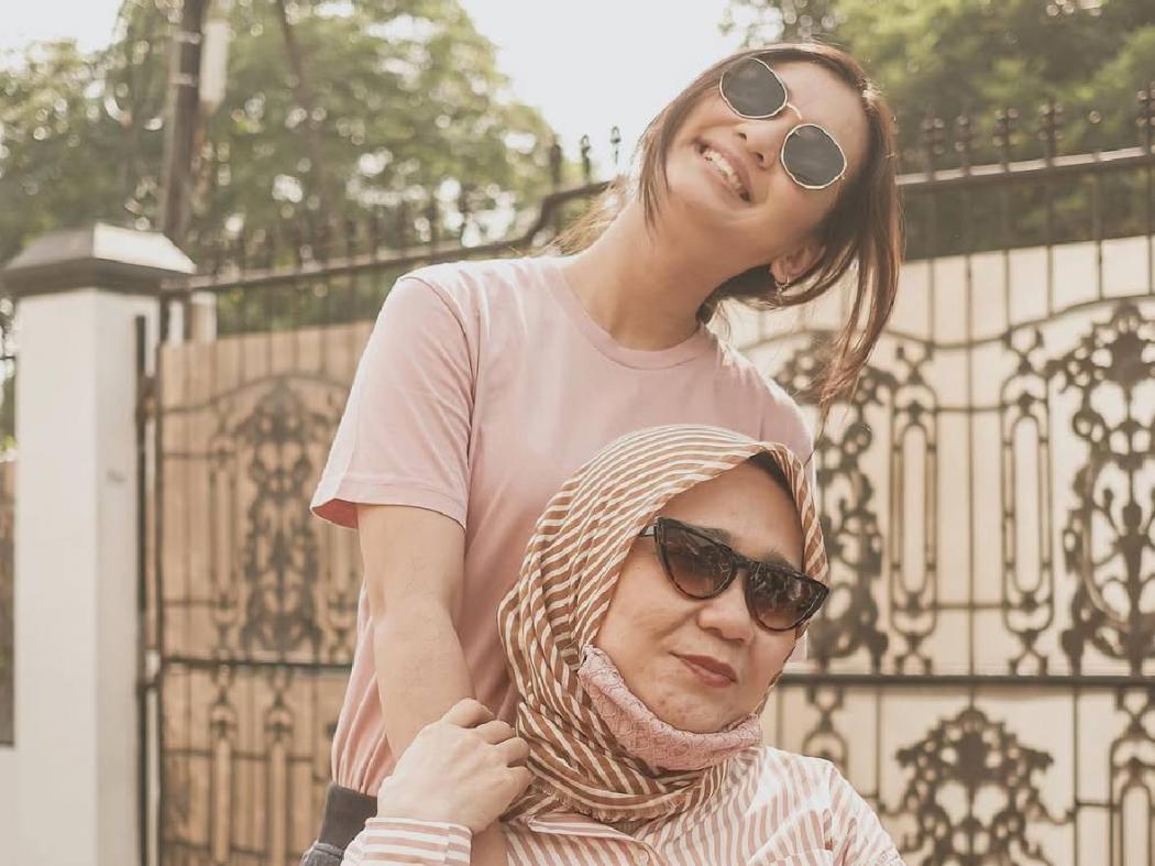 Tangis Ibunda Pecah Ungkap Perjuangan Dea Imut setelah Ayahnya Meninggal Dunia