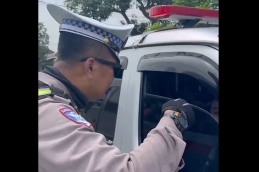 Viral Polisi Hentikan Ambulans Terobos Macet di Bangkalan, Ternyata Tanpa Pasien