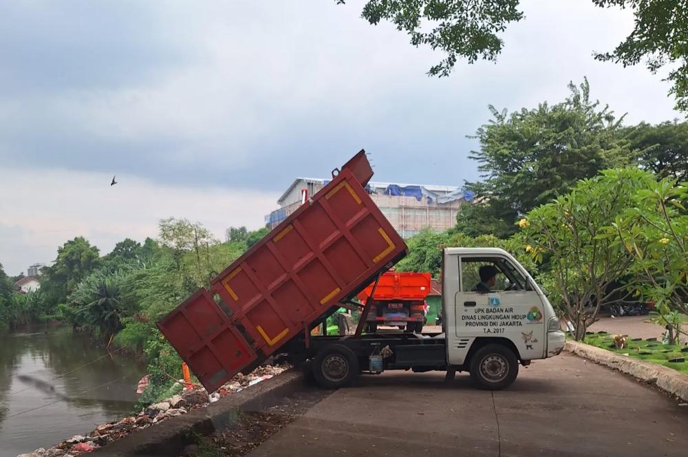 DLH DKI Bantah Buang Sampah ke Kali Pesanggrahan: Proses Penampungan Sementara