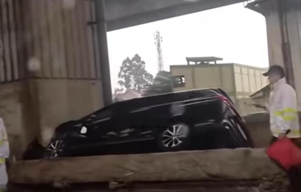  Avanza Nyangkut usai Tabrak Median Jalan, Lalin Tol Japek Macet hingga 2 Km