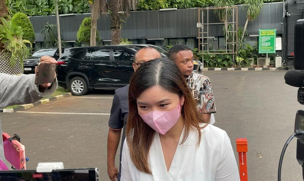 Istri Richard Lee Bungkam Usai Diperiksa 7 Jam di Polda Metro Jaya
