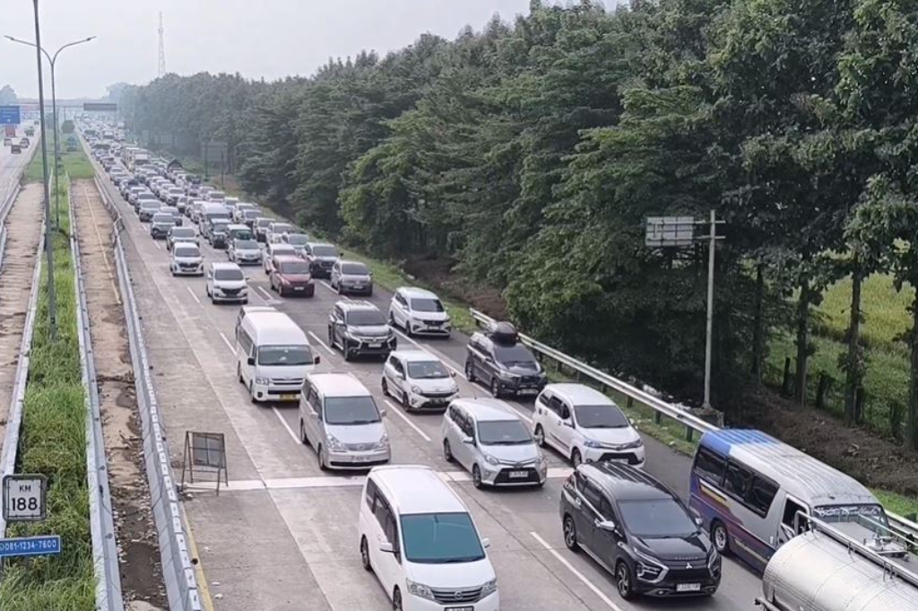 Tol Cipali Macet Parah Ratusan Km, One Way Diterapkan dari Tol Pejagan hingga Cikatama