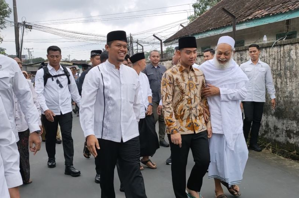 Wapres Gibran Kunjungi Ponpes Annajah Boyolali, Bagikan Alat Tulis hingga Sarung