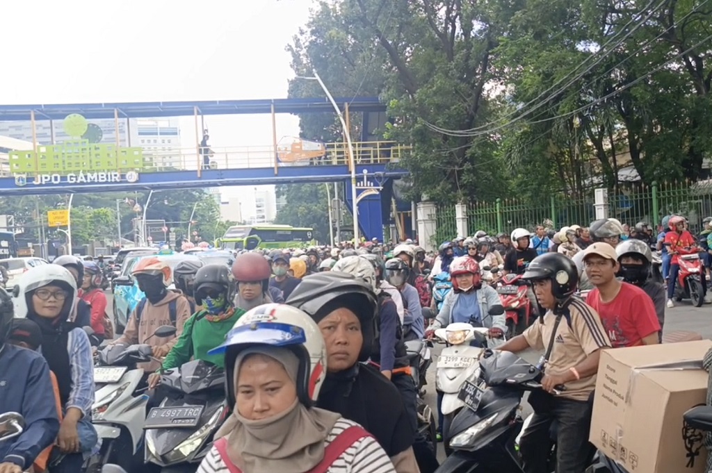 Ada Bagi-Bagi Sembako di Monas, Parkiran Stasiun Gambir Langsung Penuh