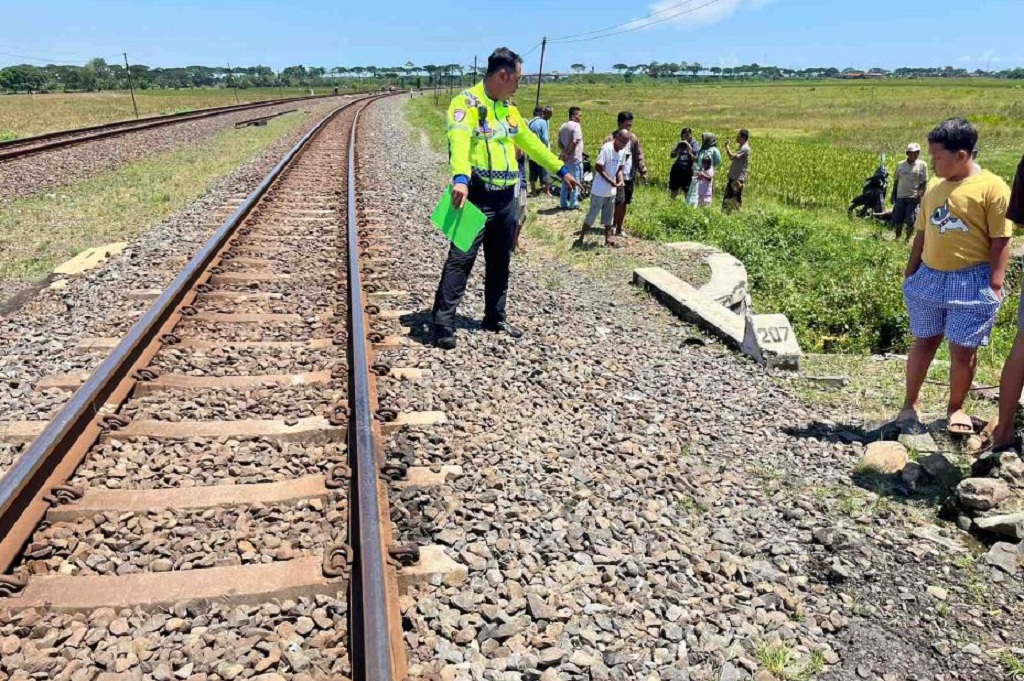 Tragis! Pemotor di Kendal Tewas Tertabrak Kereta Api Harina di Pelintasan Sebidang