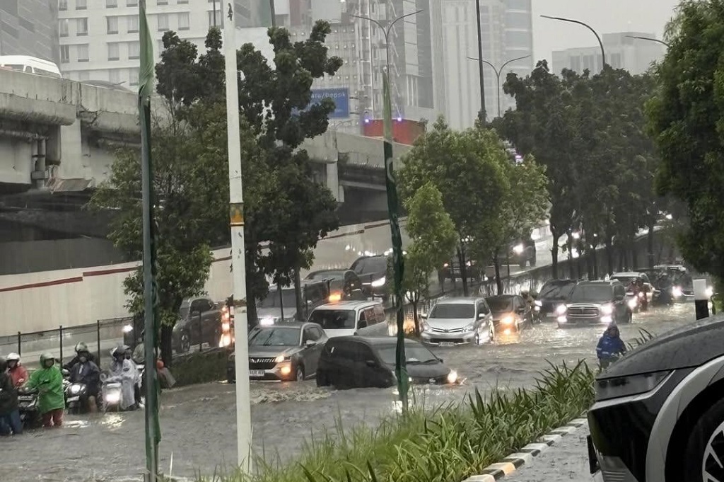 Banjir Rendam Jalan TB Simatupang Arah Fatmawati Jaksel, Lalin Sempat Tersendat