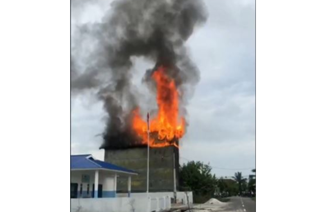 Geger! Gedung Sarang Walet Samping Dapur MBG di Palangka Raya Terbakar