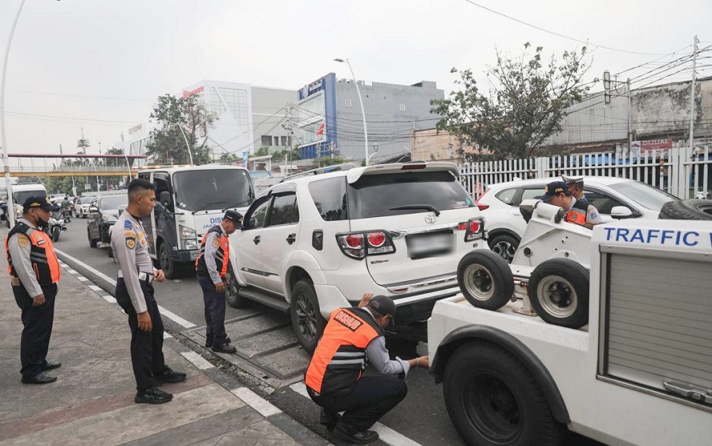 29 Kendaraan Ditindak gegara Parkir Liar di Jaktim, Diderek hingga Pentil Ban Dicabut