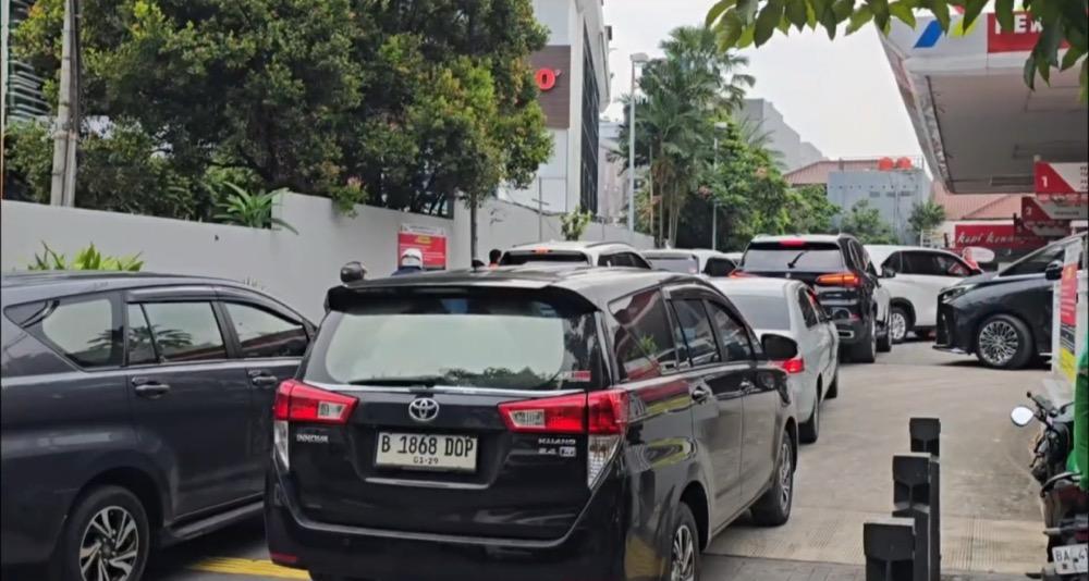 Antrean Kendaraan Mengular di SPBU Cikini usai Harga BBM Dikabarkan Naik