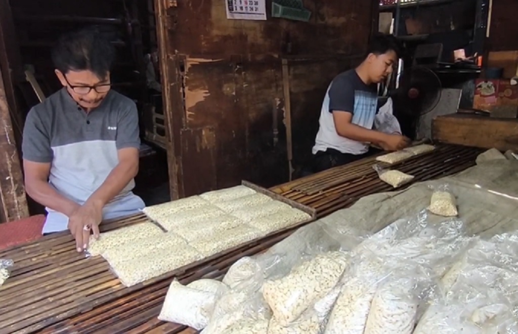 Harga Kedelai Naik Imbas Perang AS, Perajin Tempe di Jember Kelimpungan