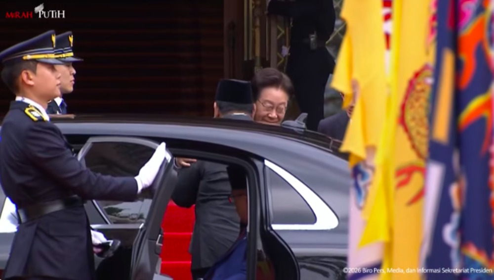 Prabowo Tiba di Istana Korsel, Disambut Pelukan Hangat Presiden Lee Jae-myung