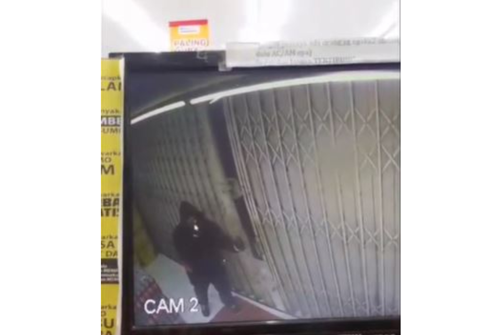 Terekam CCTV! Pria Bertopeng Bersenjata Pisau Mainan Bobol Minimarket di Majalengka