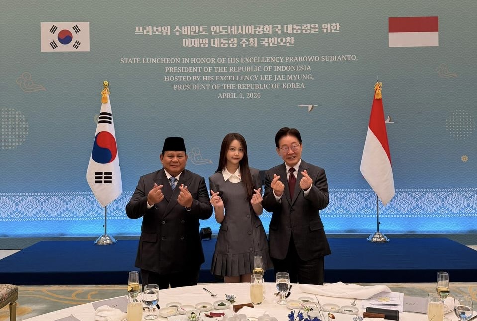 Viral Carmen Hearts2Hearts Ketemu Prabowo dan Lee Jae Myung di Blue House, Fotonya Gemas!