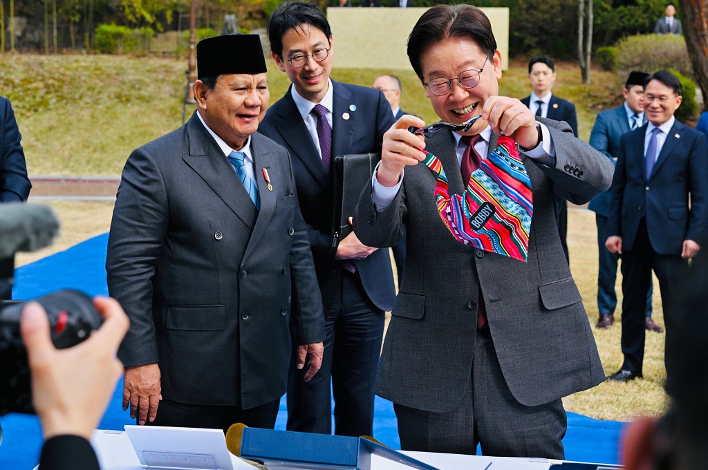 Gemas! Prabowo Hadiahkan Baju untuk Anjing Peliharaan Presiden Korsel