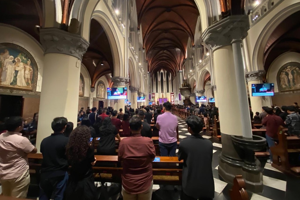 Jemaat Katolik Khidmat Ikuti Ibadah Jumat Agung Sesi Terakhir di Katedral Jakarta