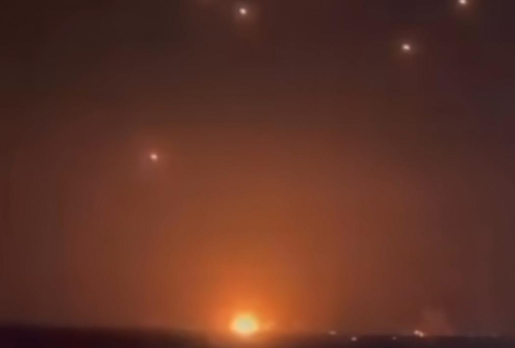 Iran Gempur Israel Habis-habisan, Pabrik hingga Apartemen di Beberapa Kota Terbakar