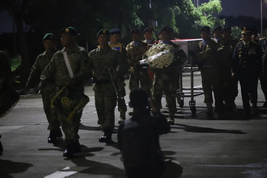 Jenazah Mayor Anumerta Zulmi Tiba di Lanud Husein Sastranegara, Dibawa ke Rumah Duka