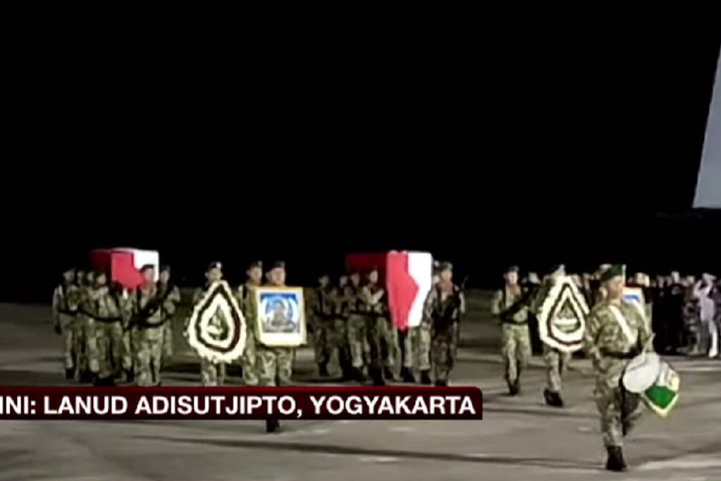 Upacara Militer Iringi 2 Jenazah Prajurit TNI Gugur di Lebanon Tiba di Lanud Adisutjipto