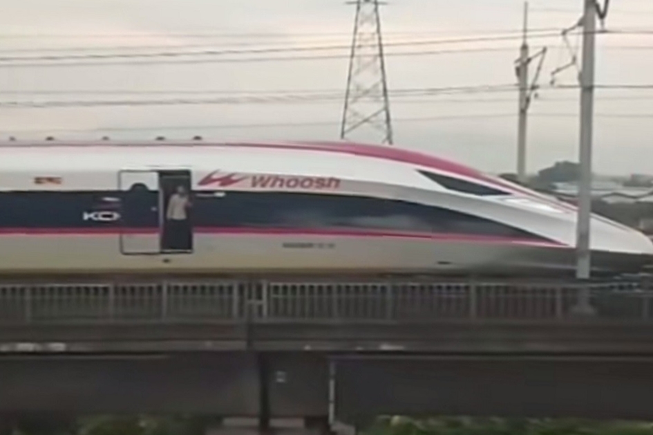 Whoosh Tiba-Tiba Berhenti di Jalur Layang Kopo, Ada Benda Asing Masuk Lintasan