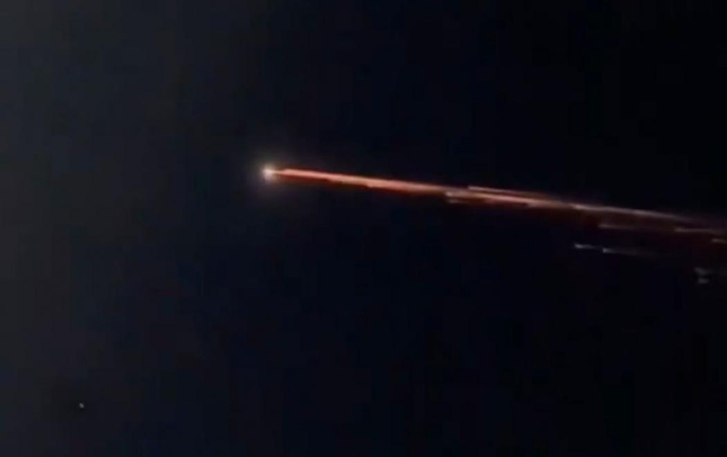 Viral Benda Bercahaya Melintas di Langit Lampung, Bukan Meteor tapi Sampah Antariksa!