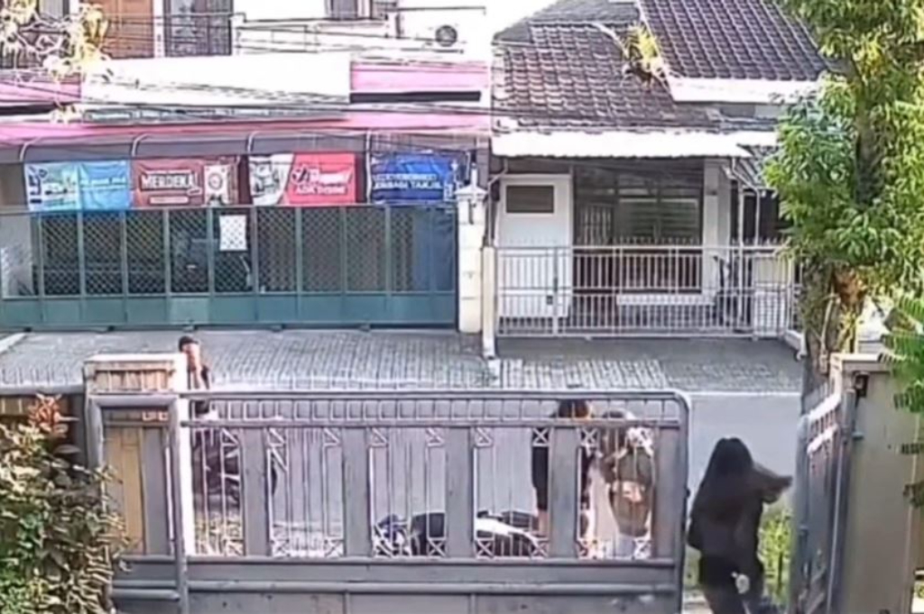 Terekam CCTV, Perempuan di Semarang Dibacok Begal saat Bantu Teman Dirampok
