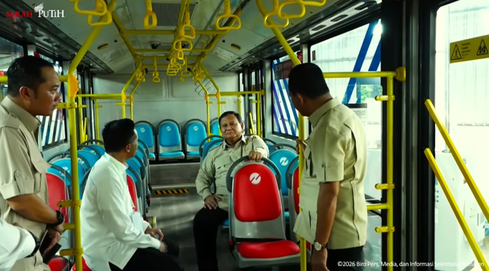 Momen Prabowo Jajal Bus Listrik Transjakarta Baru di Pabrik Magelang